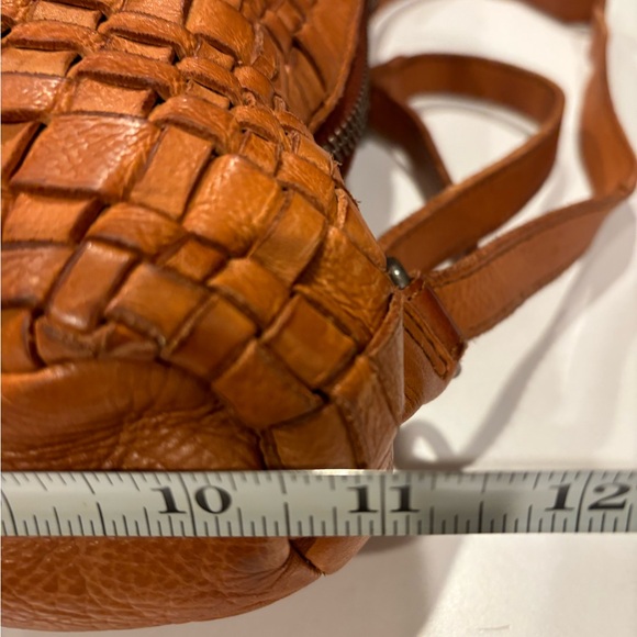 Vilenca Holland leather woven backpack adjustable strap zip around close cognac - Picture 8 of 12